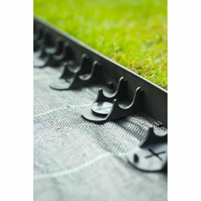 NATURALEZA Borde de Césped en Polietileno y Polipropileno Negro H 4.5 cm x 4 m (4x1m) con 16 Anclajes 1 NATURALEZA Borde de Césped en Polietileno y Polipropileno Negro H 4.5 cm x 4 m (4x1m) con 16 Anclajes 1