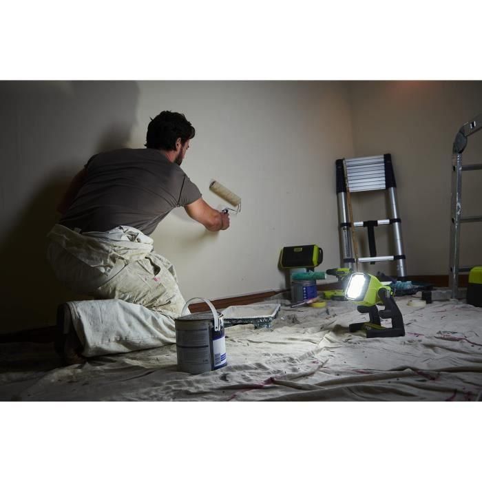 Proyector LED de 18 V - 3 intensidades: 1800 / 1100 / 500 lúmenes - Cabezal giratorio 360° - RYOBI RLFD18-0 2 Proyector LED de 18 V - 3 intensidades: 1800 / 1100 / 500 lúmenes - Cabezal giratorio 360° - RYOBI RLFD18-0 2