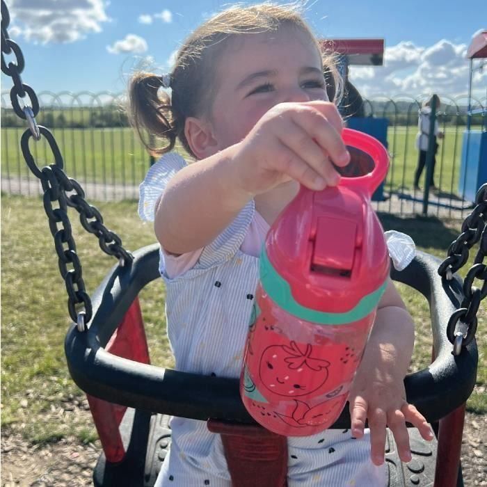 Nuby NUB0048526890446 Botellas de agua Incredible Gulp, paquete de 2, 360 ml, diseño fresas 3