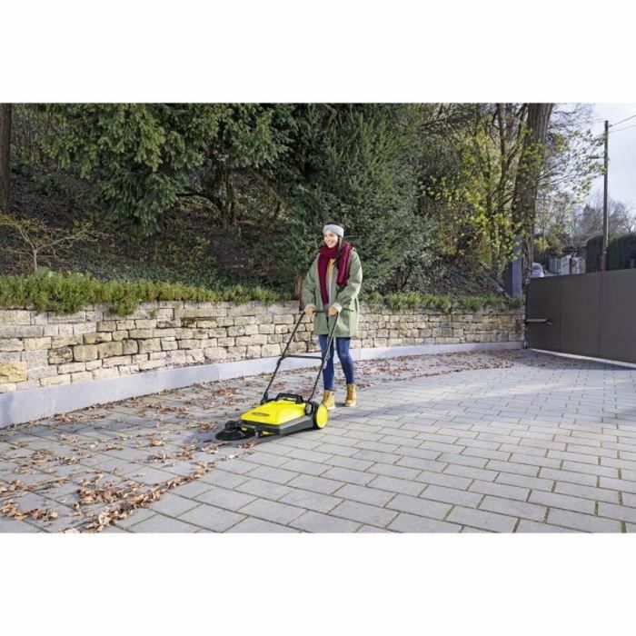 Karcher S 4 Barredora mecánica para limpieza diaria, asa de transporte plegable, papelera extraíble 20L, cepillo lateral - Amarilla y Negra 1