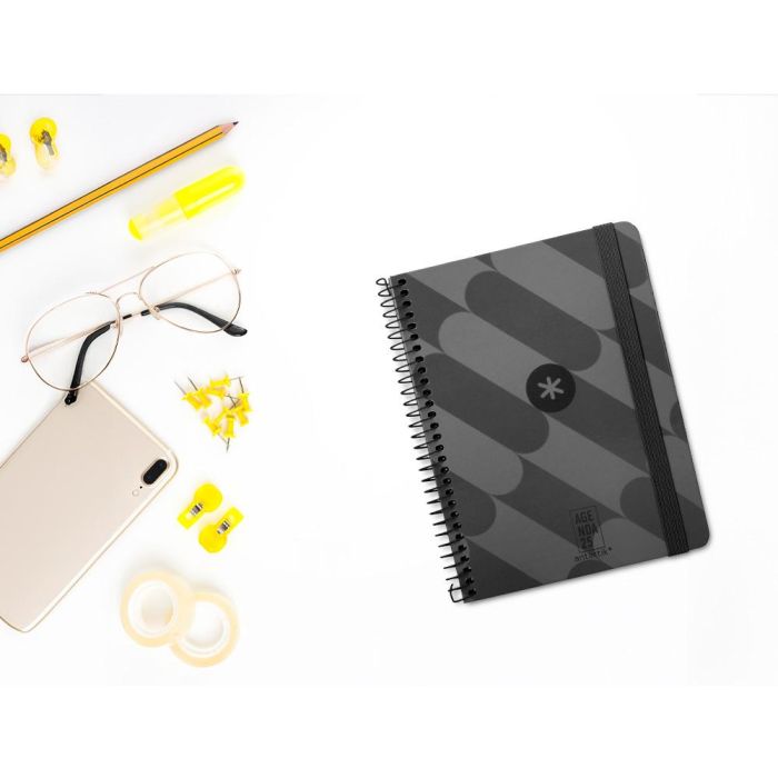 Antartik Agenda Espiral Colección Pattern A6+ 2025 Semana Vista Negro, Papel 80gr, Tapa Cartón Forrado Soft Touch, Pegatinas
