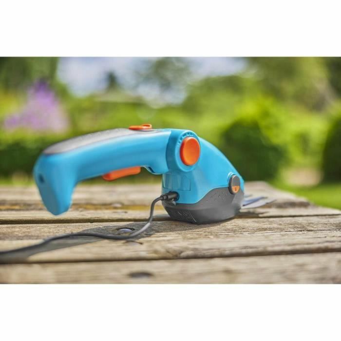 Gardena 9889-20 Kit A Grass Cisail Comfortcut Li + Mango Telescópico + Ruedas - 3.6 V/3.0 AH - Protección de Cuchillas USB-C 1