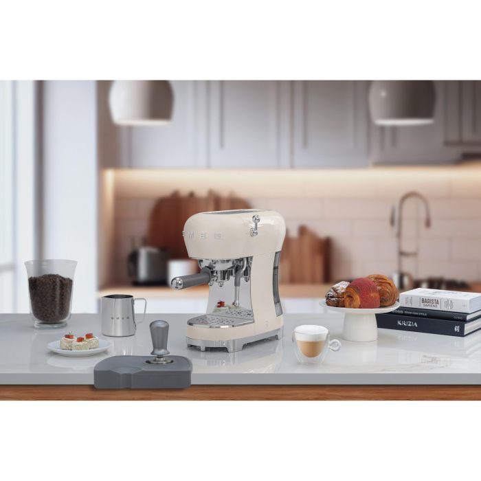 Smeg ECF02CREU Cafetera 50's Style Color Crema 8
