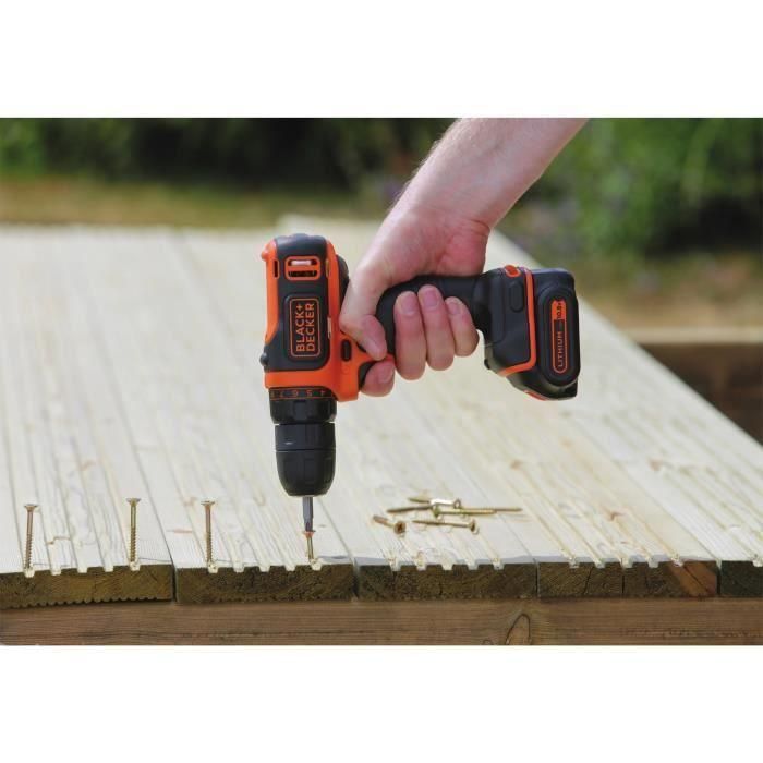 Destornillador inalámbrico BLACK & DECKER con 2 baterías y una caja de 10.8 V 2 Destornillador inalámbrico BLACK & DECKER con 2 baterías y una caja de 10.8 V 2