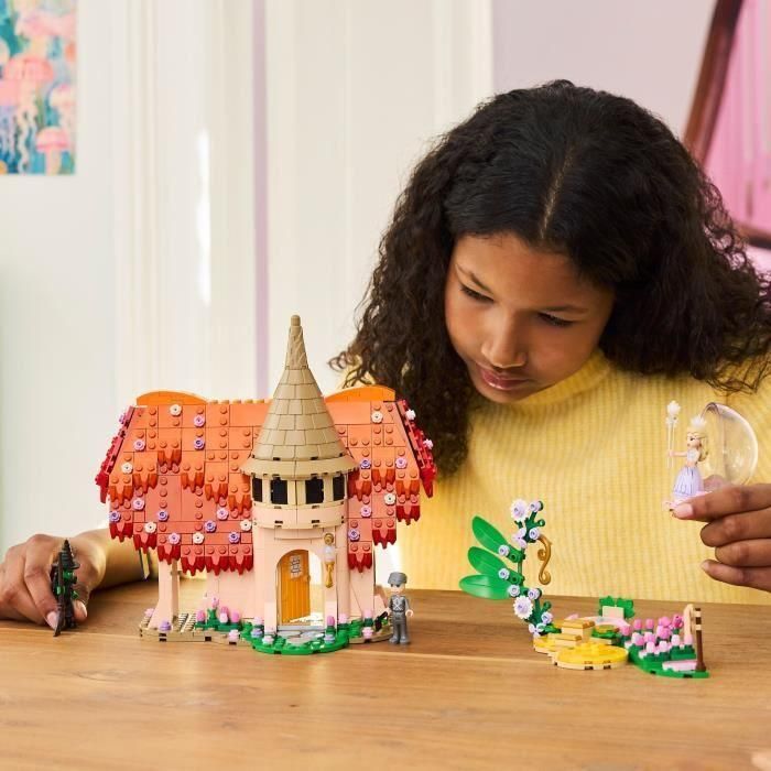 LEGO Wicked 75690 Glinda y Elphaba en Munchkinland - Set de construcción para niños de 9 años 4