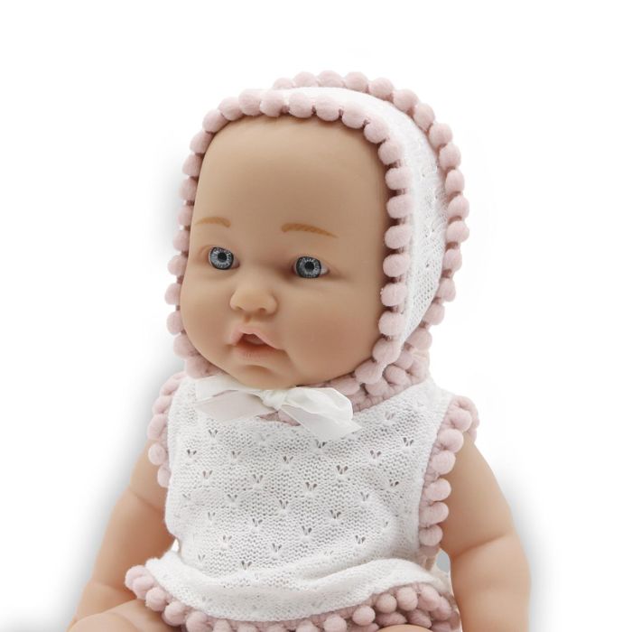 Muñeca 26Cm Conjunto Vestido Blanco Con Gorrito T01067 1 Muñeca 26Cm Conjunto Vestido Blanco Con Gorrito T01067 1