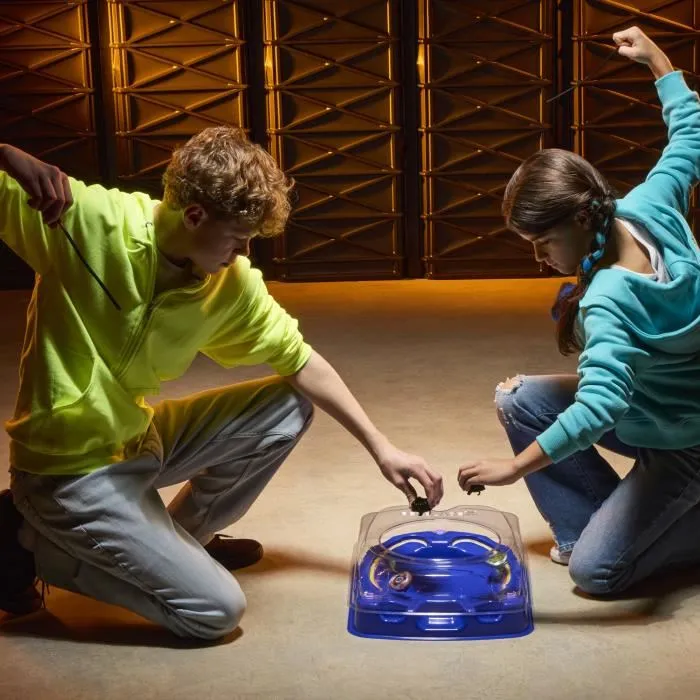 Beyblade HASG0842EU4 Set de Batalla Shockwave con Estadio Beystadium, 2 Peonzas y 2 Lanzadores para Mayores de 8 Años 2 Beyblade HASG0842EU4 Set de Batalla Shockwave con Estadio Beystadium, 2 Peonzas y 2 Lanzadores para Mayores de 8 Años 2