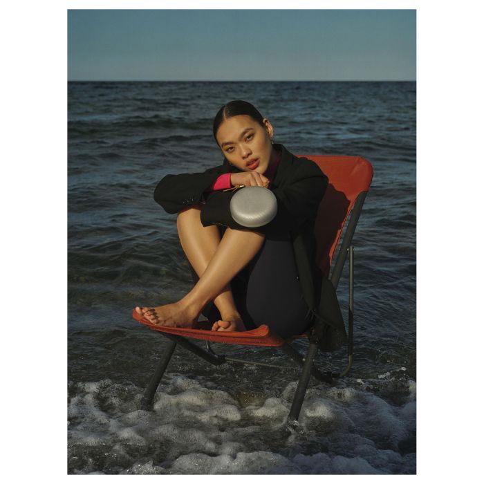 Bang & Olufsen Beosound A1 2.ª Generación Altavoz Bluetooth Inalámbrico, Gris Mist, IP67 Resistente, Alexa Integrada, 48h Autonomía, USB-C, Sonido 2 Vías