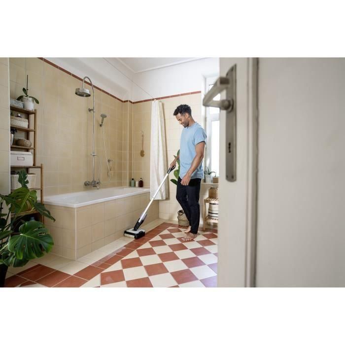 KARCHER FC 2-4 - Limpiasuelos - Recoge la suciedad seca y húmeda de una sola pasada - Posición de aparcamiento 3 KARCHER FC 2-4 - Limpiasuelos - Recoge la suciedad seca y húmeda de una sola pasada - Posición de aparcamiento 3
