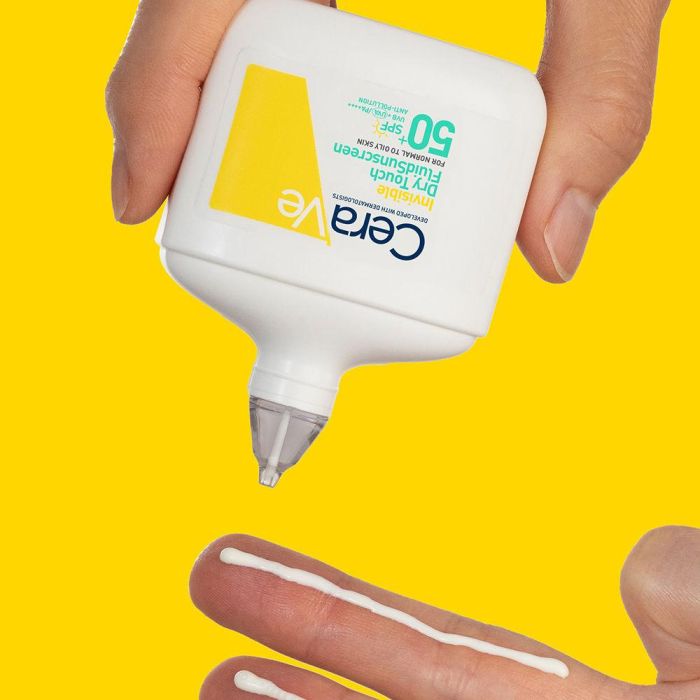 CeraVe Protector Solar Fluido Invisible Oil Control SPF 50+ 50 ml para Pieles Normales a Grasas con Ceramidas y Niacinamida, Control de Brillo 12h 2