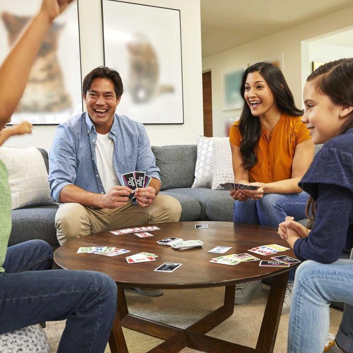 Mattel Games FFY05 Phase 10 Juego de Cartas Coleccionables, Tipo Rummy con 10 Fases para Mayores de 7 Años 3