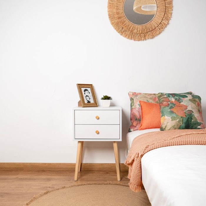 Vinthera Moa Mesilla Madera Melamina y Patas Pino 40x30x62.5 cm Blanco Fácil Montaje 1