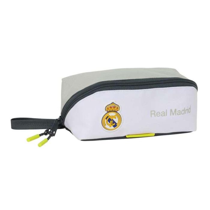 Safta Estuche Portatodo Escolar Real Madrid 1ª Equipación 25-26. Diseño Cuadrado Grande con 1 Cremallera. Dimensiones: 80x200x80 mm Safta Estuche Portatodo Escolar Real Madrid 1ª Equipación 25-26. Diseño Cuadrado Grande con 1 Cremallera. Dimensiones: 80x200x80 mm