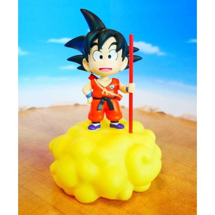 Teknofun Lámpara LED Dragon Ball Son Goku en Nube Voladora, 2 Posiciones, Cambio de Color Fijo o Progresivo, Botón ON/OFF, Pilas/USB Teknofun Lámpara LED Dragon Ball Son Goku en Nube Voladora, 2 Posiciones, Cambio de Color Fijo o Progresivo, Botón ON/OFF, Pilas/USB