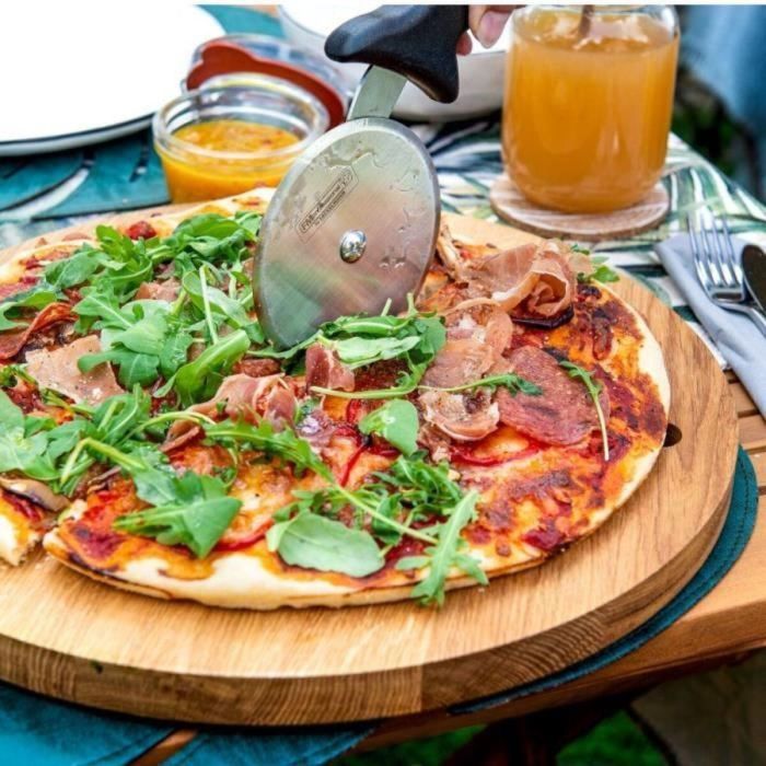 Fackelmann Profesional FAC1723162485864 - Plato Perforado para Pizza con Rueda de Corte - 32 cm 2 Fackelmann Profesional FAC1723162485864 - Plato Perforado para Pizza con Rueda de Corte - 32 cm 2