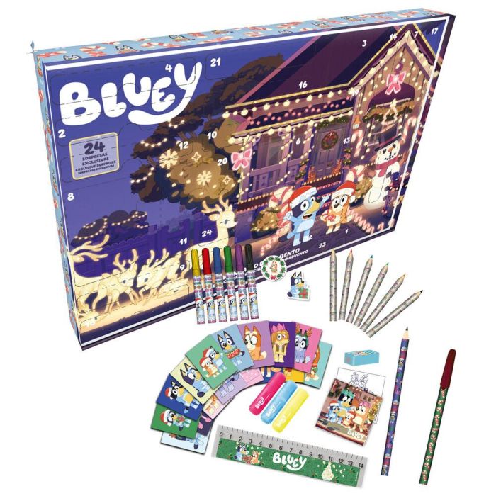 CYP Brands Calendario de Adviento Bluey con Pegatinas, Sellos, Brazalete y Pinturas – Caja Escenario de Juego 38x5x27cm