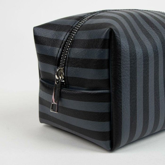 Neceser aseo viaje polipiel wednesday 11.0 x 6.4 x 20.0 cm 1 Neceser aseo viaje polipiel wednesday 11.0 x 6.4 x 20.0 cm 1