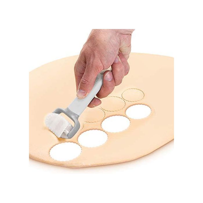 Quttin Rodillo Cortapastas Circular -96-, Medidas 16.5x8.5x4.5 cm, Peso 36 g, Ideal para Repostería y Cocina (24 Unidades)