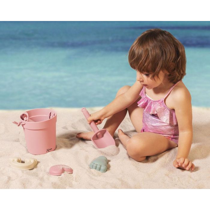 Kiokids Set de Juego de Playa 100% Silicona Rosa 5 Piezas (Cubo, Pala, 3 Figuras) | Suave, Seguro, Ecológico | +18 Meses 1