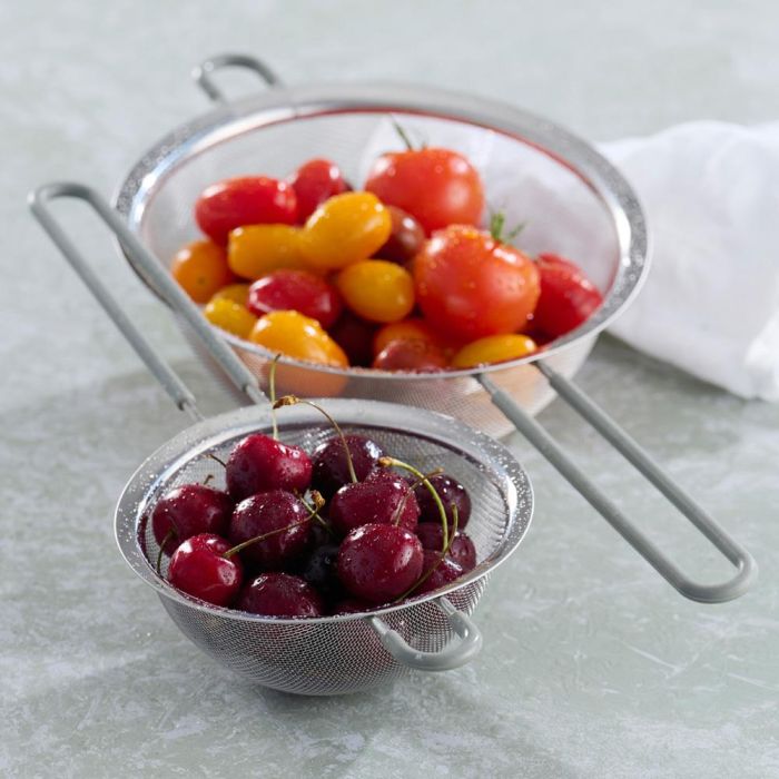 Day Juego de 2 Coladores de Acero Inoxidable y Silicona, Diámetros 13,5-19,5 cm 3 Day Juego de 2 Coladores de Acero Inoxidable y Silicona, Diámetros 13,5-19,5 cm 3