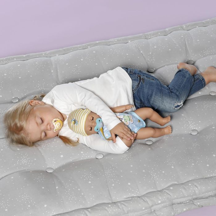 Baby Born Muñeco Niño con 7 Funciones: Bebe Agua, Come, Moja el Pañal con Pipi, Abre y Cierra Ojos, 36 cm 3