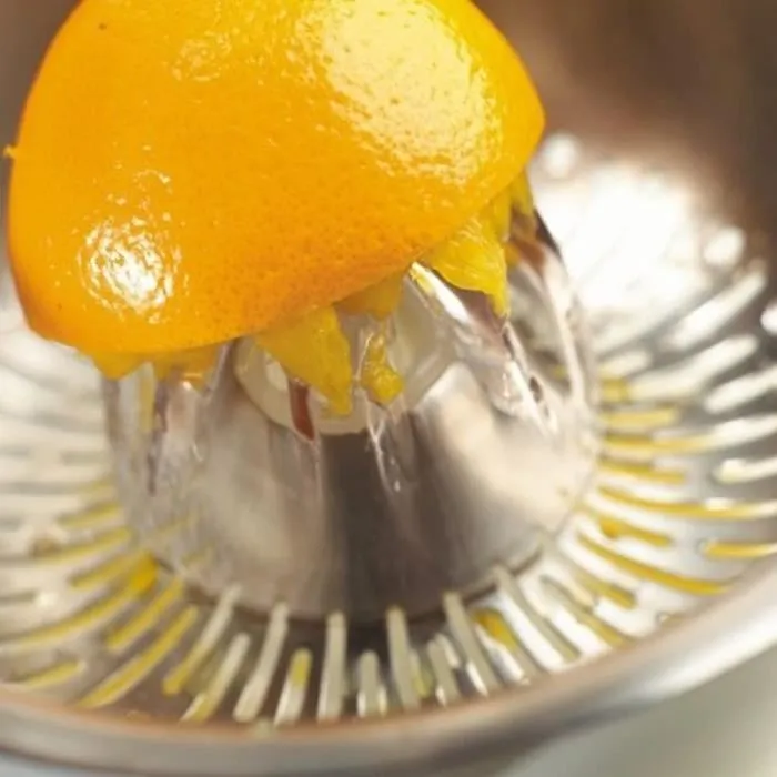 Kenwood Exprimidor de Cítricos AT312B, 600 ml, Colador de Acero Inoxidable, Recipiente Graduado Translúcido 4 Kenwood Exprimidor de Cítricos AT312B, 600 ml, Colador de Acero Inoxidable, Recipiente Graduado Translúcido 4