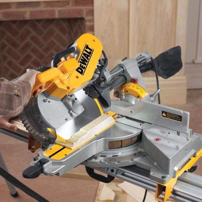 DEWALT Paneelsaege 305 mm 1675 Watt 45