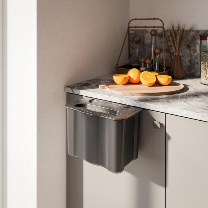 Emuca Contenedor de reciclaje para colgar en la puerta y recoger la basura Recycle, 1 vaso de 5 litros, con tapa, Plástico gris antracita 1 Emuca Contenedor de reciclaje para colgar en la puerta y recoger la basura Recycle, 1 vaso de 5 litros, con tapa, Plástico gris antracita 1