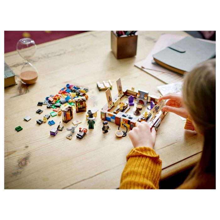 LEGO Harry Potter Hogwarts Magical Trunk 76399 - Juego de Construcción de 603 Piezas con Baúl Mágico, para Niños de 8 Años o Más 10