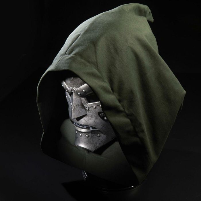 Hasbro Marvel Legends Casco Roleplay Premium Doctor Muerte | Réplica Escala 1:1 | Incluye Capucha y Base para Coleccionistas & Cosplay 12