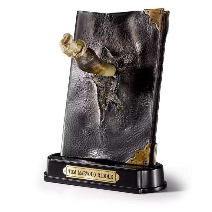 The Noble Collection Diario de Tom Riddle (Lord Voldemort) con colmillo del basilisco - Réplica Harry Potter en resina 22x14 cm