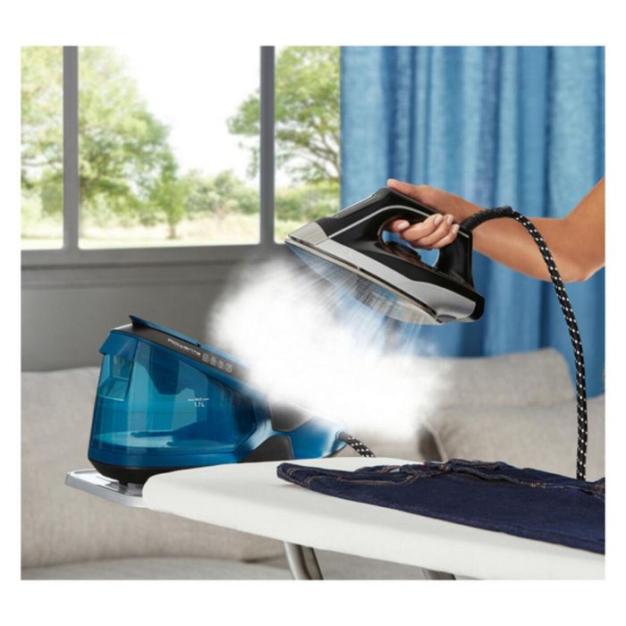Rowenta VR8322F0 Centro de Planchado TurboSteam 2600W, 6.5 bar, Depósito 1.7L, 370g/min Golpe Vapor, Antical, Eco, Negro/Azul 2 Rowenta VR8322F0 Centro de Planchado TurboSteam 2600W, 6.5 bar, Depósito 1.7L, 370g/min Golpe Vapor, Antical, Eco, Negro/Azul 2