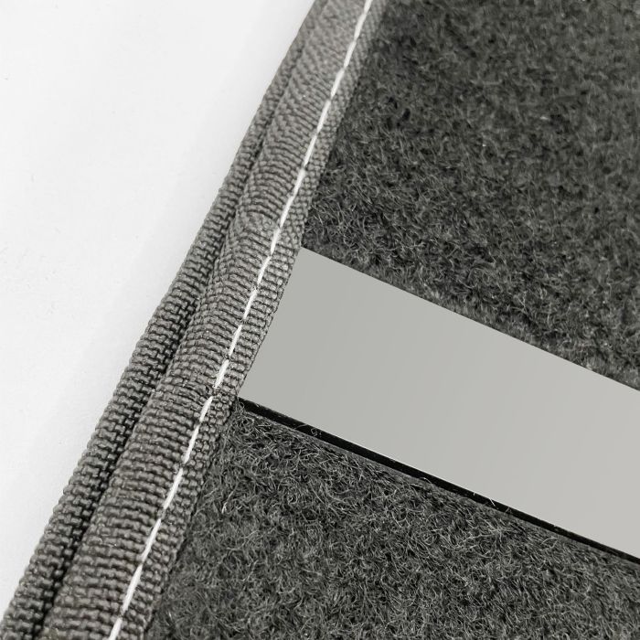 Momo Set Completo 4 Piezas Alfombras Universales Negro y Blanco MOMLCM4A7BW para Coche Poliéster Protección y Seguridad 6