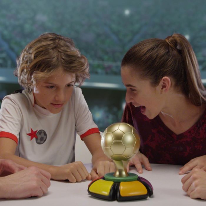 Famosa Juego Fanzone ¿quién será el mayor fanático del fútbol? Edad 7+ años 2 Famosa Juego Fanzone ¿quién será el mayor fanático del fútbol? Edad 7+ años 2