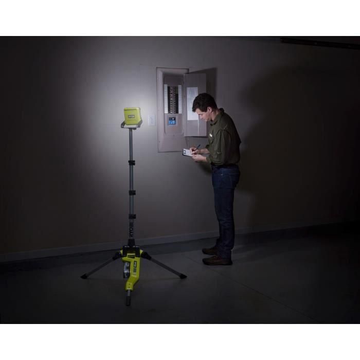 Reflector de trípode LED plegable y ajustable ONE+ de 18 V RYOBI - R18TL-0 2 Reflector de trípode LED plegable y ajustable ONE+ de 18 V RYOBI - R18TL-0 2