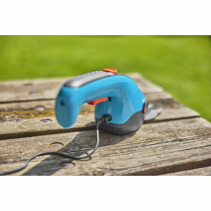 Gardena 9886-20 Kit Cisail A ClassicCut Li con Mango Telescópico, Ruedas, 3.6V/2.5Ah y Protección de Cuchillas USB-C 18 Gardena 9886-20 Kit Cisail A ClassicCut Li con Mango Telescópico, Ruedas, 3.6V/2.5Ah y Protección de Cuchillas USB-C 18