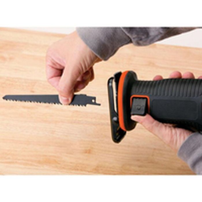 Black & Decker BDCR18N Sierra de sable inalámbrica, hoja de 15 cm. Cortes en madera, metal, plástico y poda; cambio sin herramientas. 4 Black & Decker BDCR18N Sierra de sable inalámbrica, hoja de 15 cm. Cortes en madera, metal, plástico y poda; cambio sin herramientas. 4