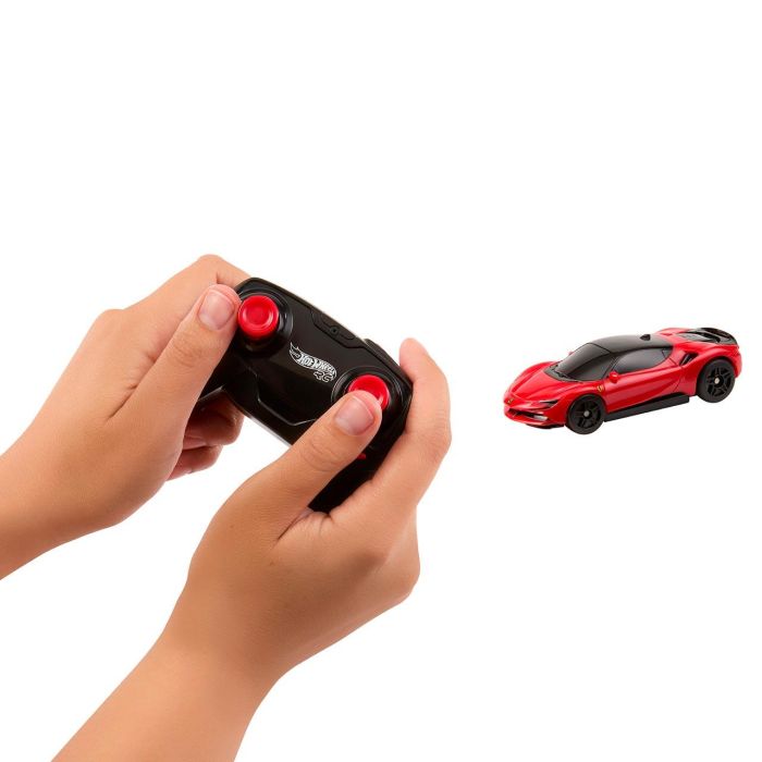 Hot Wheels Radio Control Ferrari SF90 Stradale Assetto Fiorano 1:64 JGD09 - Coche Teledirigido con Mando 2.4GHz para Carreras y Acrobacias 4
