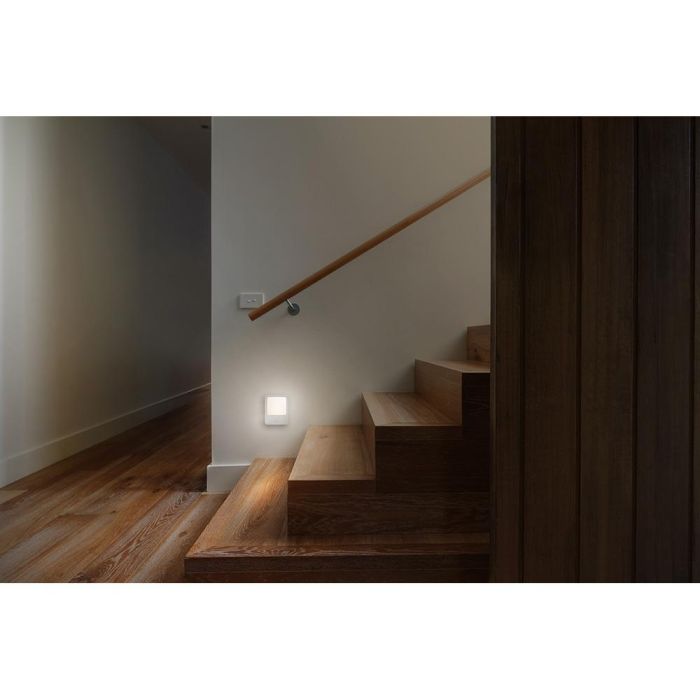 Varta Piloto de noche con sensor de movimiento, luz cálida regulable, 18 lm, ángulo 120°, apagado automático 4