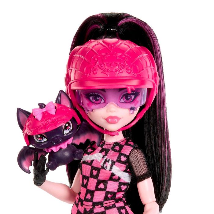 Mattel Muñeca Monster High Draculaura y su Scooter, Edad Recomendada +4 Años, 21.3x27.9x9.74 cm 1 Mattel Muñeca Monster High Draculaura y su Scooter, Edad Recomendada +4 Años, 21.3x27.9x9.74 cm 1