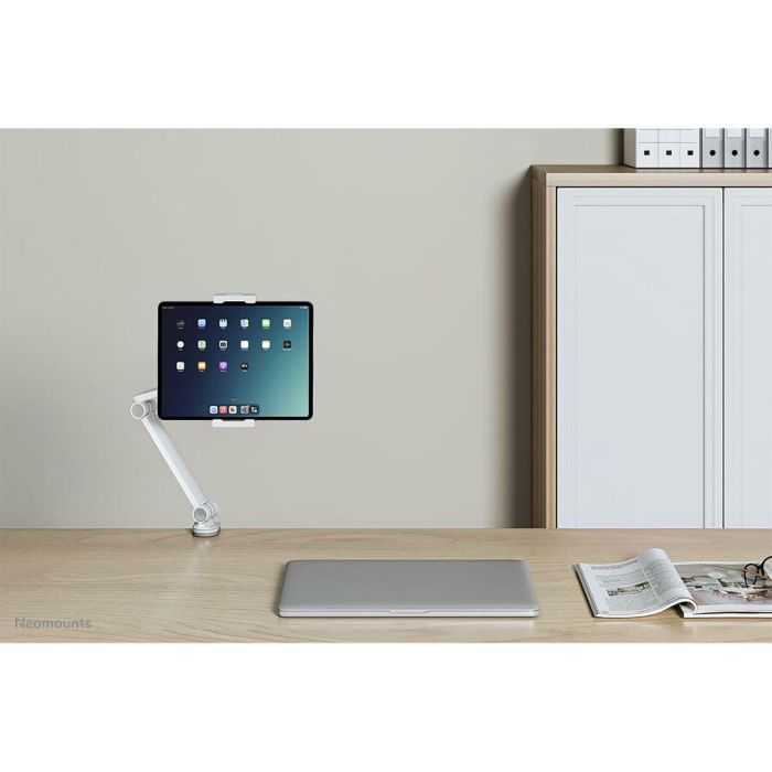 Neomounts DS15-545WH1 Soporte de tablet universal con movimiento completo y abrazadera de escritorio para tablets de 4.7"-12.9", blanco 2