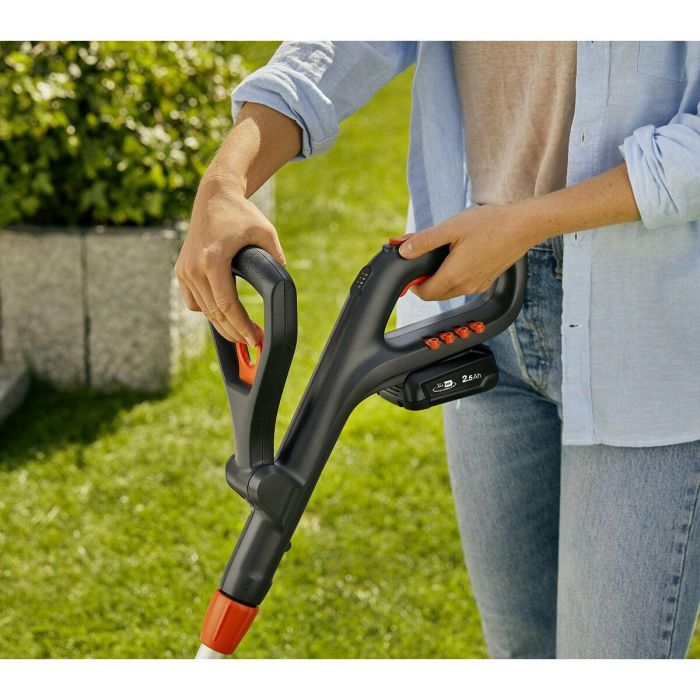 Gardena EasyCut 23 / 18V P4A Recortadora de Hilo a Batería 18V 2.0Ah con Cargador, 23 cm Corte, Mango Telescópico y 7 Cuchillas 2 Gardena EasyCut 23 / 18V P4A Recortadora de Hilo a Batería 18V 2.0Ah con Cargador, 23 cm Corte, Mango Telescópico y 7 Cuchillas 2