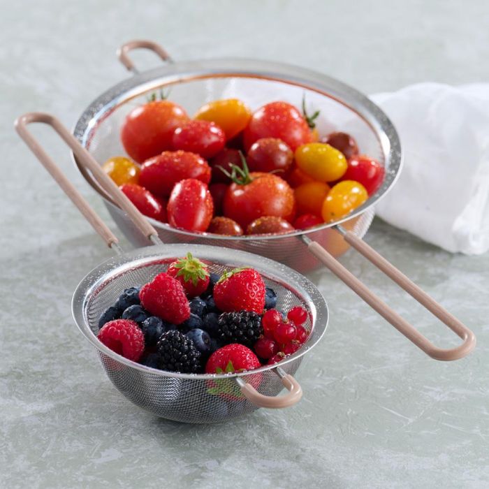 Day Juego de 2 Coladores de Acero Inoxidable y Silicona, Diámetros 13,5-19,5 cm 5 Day Juego de 2 Coladores de Acero Inoxidable y Silicona, Diámetros 13,5-19,5 cm 5