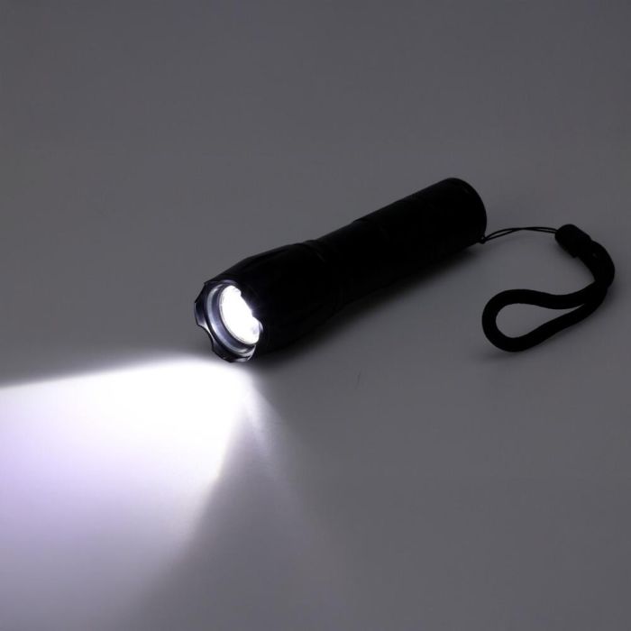 Linterna led aluminio 12,5 cm, con zoom, 3 x aaa (no incluidas), negra, 125 x 30 x 30 mm Linterna led aluminio 12,5 cm, con zoom, 3 x aaa (no incluidas), negra, 125 x 30 x 30 mm