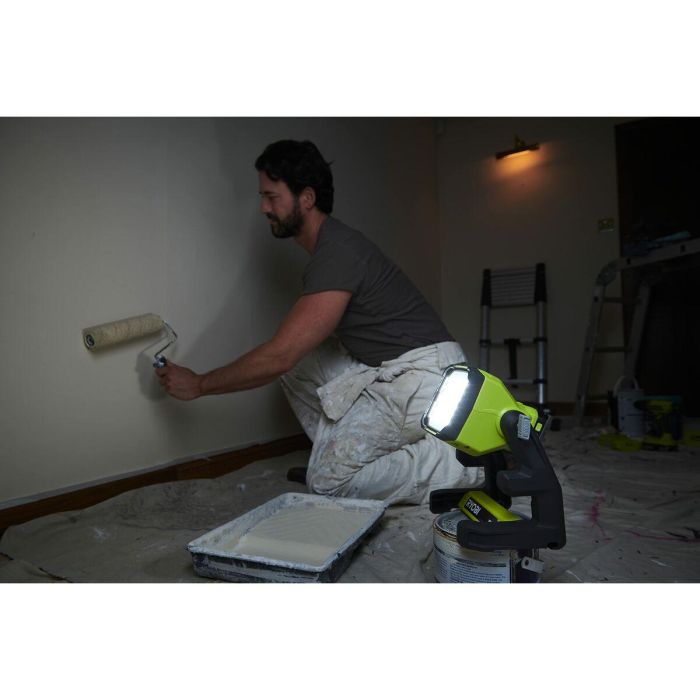 Ryobi RLFD18-0 Proyector LED 18V, 3 intensidades (1800/1100/500 lúmenes), Cabezal giratorio 360° 2 Ryobi RLFD18-0 Proyector LED 18V, 3 intensidades (1800/1100/500 lúmenes), Cabezal giratorio 360° 2