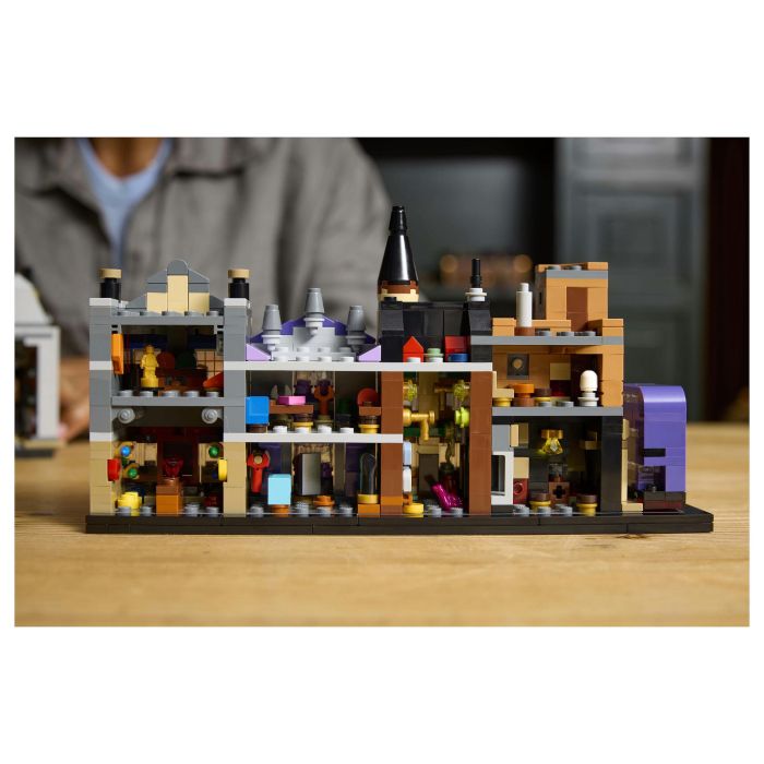 LEGO Harry Potter 76444 Tiendas Mágicas del Callejón Diagon, Juego de Construcción 2750 Piezas 15