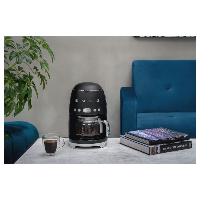 Smeg DCF02BLMEU Cafetera de filtro estilo años 50, Negro, 1.4L, 10 tazas, 1050W Smeg DCF02BLMEU Cafetera de filtro estilo años 50, Negro, 1.4L, 10 tazas, 1050W