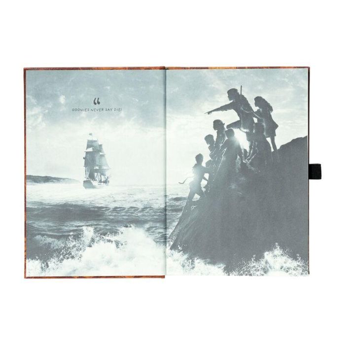 Cuaderno A5 premium + boligrafo proyector Los Goonies 2 Cuaderno A5 premium + boligrafo proyector Los Goonies 2