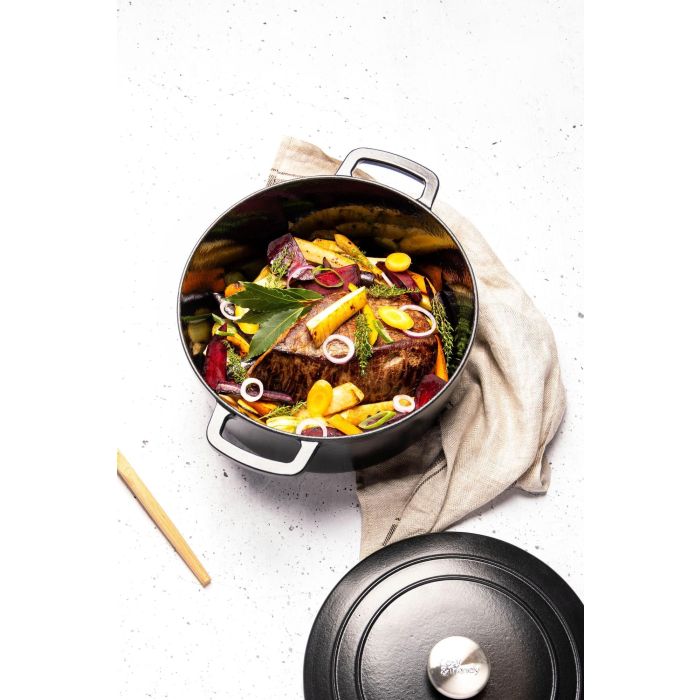 Cacerola con tapa - ACOGEDORA Y MODERNA - FONTESTIC - Hierro fundido esmaltado - Ø28 cm - 6,15 L - Apta para todo tipo de cocinas, incluida la de inducción - Negra 4