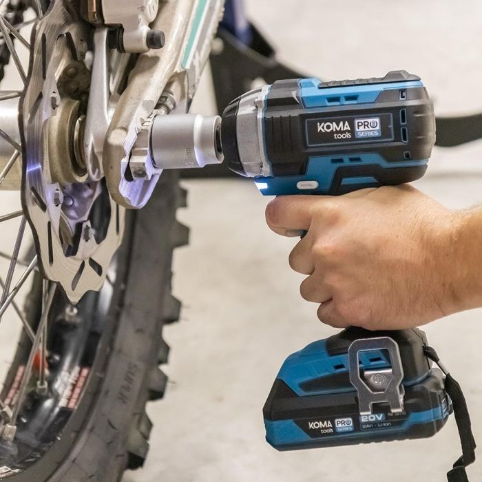 Koma Tools Llave de impacto 20V Brushless 280Nm, 0-2300rpm, luz de trabajo, motor sin escobillas, Pro Series 5 Koma Tools Llave de impacto 20V Brushless 280Nm, 0-2300rpm, luz de trabajo, motor sin escobillas, Pro Series 5